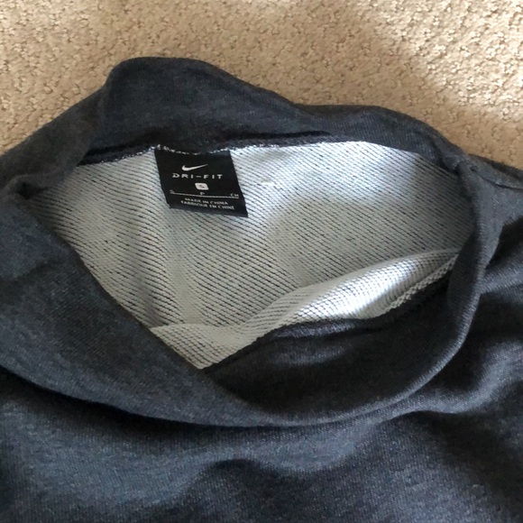 Cropped dressy Nike sweatshirt. Perfect condition. Dri fit. Small. - Picture 4 of 4